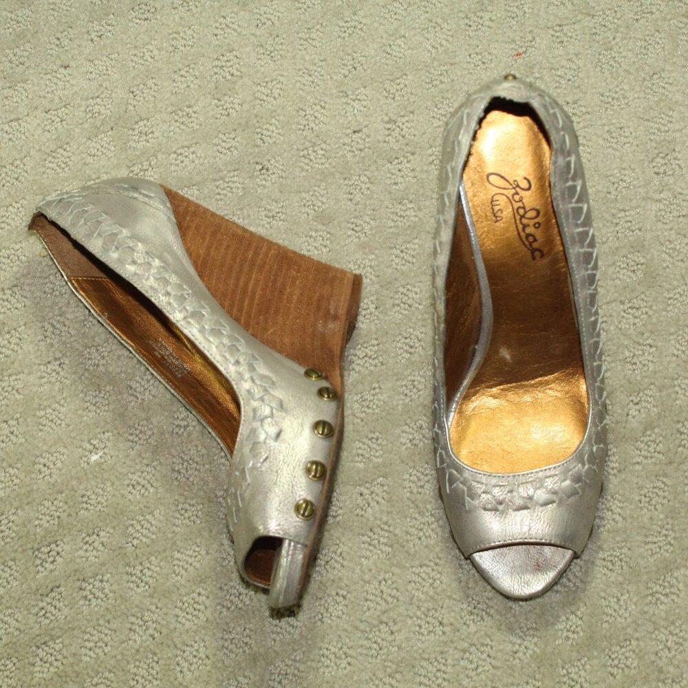 Zodiac USA Women's 8 Silver Leather Riveted Stacked Wedge 4.5" High Heels